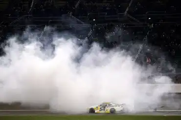 Taylor Gray gana en Kansas con estrategia de pits en NASCAR O'Reilly