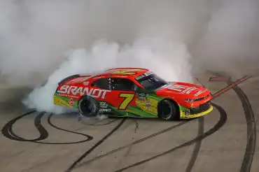 Justin Allgaier doblega a Brent Crews en Nashville y suma su cuarta victoria