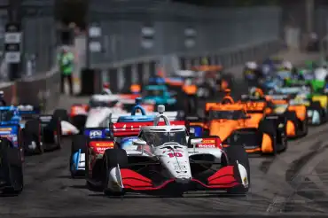Palou sobrevive al caos callejero de Detroit y estira su ventaja en la IndyCar a 62 puntos