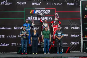Alex de Alba gana en Aguascalientes y se mete en la pelea por el Chase de NASCAR México