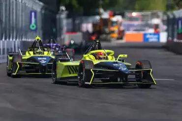 Jake Dennis gana el Sanya E-Prix de Fórmula E y Andretti pierde el 1-2 por una sanción a Drugovich