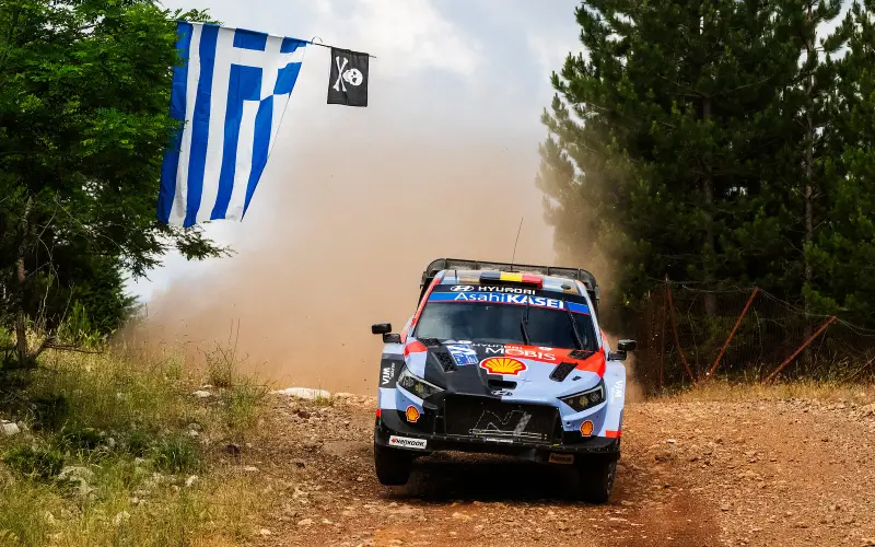 Neuville encabeza el Acrópolis Rally Grecia 2026 al cierre del viernes con Ogier segundo