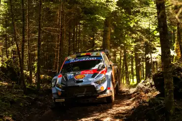 Neuville aguanta a Ogier por 4.1 segundos en el Acrópolis y el sábado termina con una especial anulada