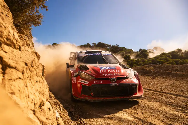 Ogier gana el Rally Acropolis 2026 luego de dos pinchazos de Neuville en la penúltima especial