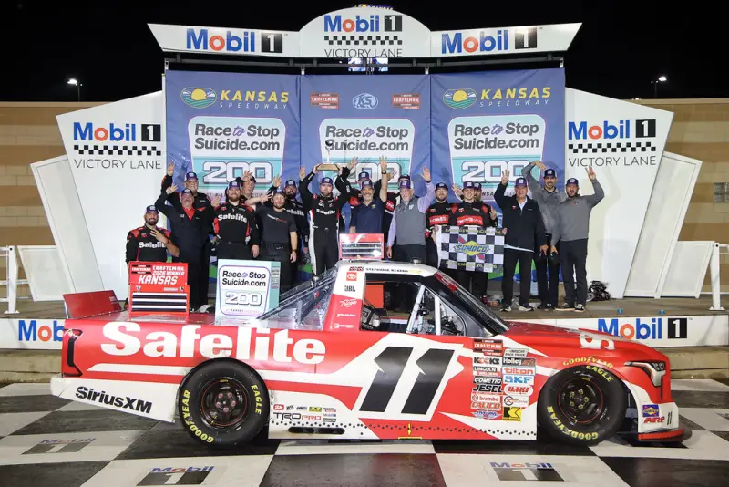 Kaden Honeycutt gana en Kansas Speedway y queda al frente del Chase