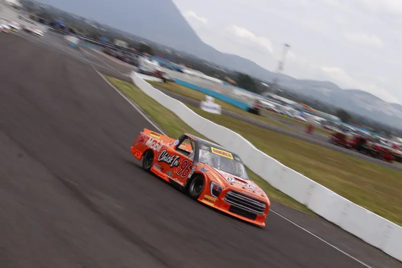 Roberto Espinosa gana la primera carrera del Chase de Trucks México
